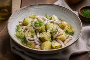 Kalter Kartoffel-Bohnensalat mit würzigem Brühe-Dressing