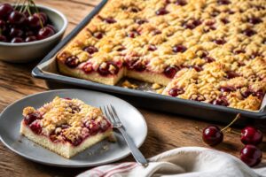 Kirschstreusel ohne Hefe auf dem Backblech – saftiger Blechkuchen mit Sauerkirschen und goldbraunen Butterstreuseln, frisch aus dem Ofen