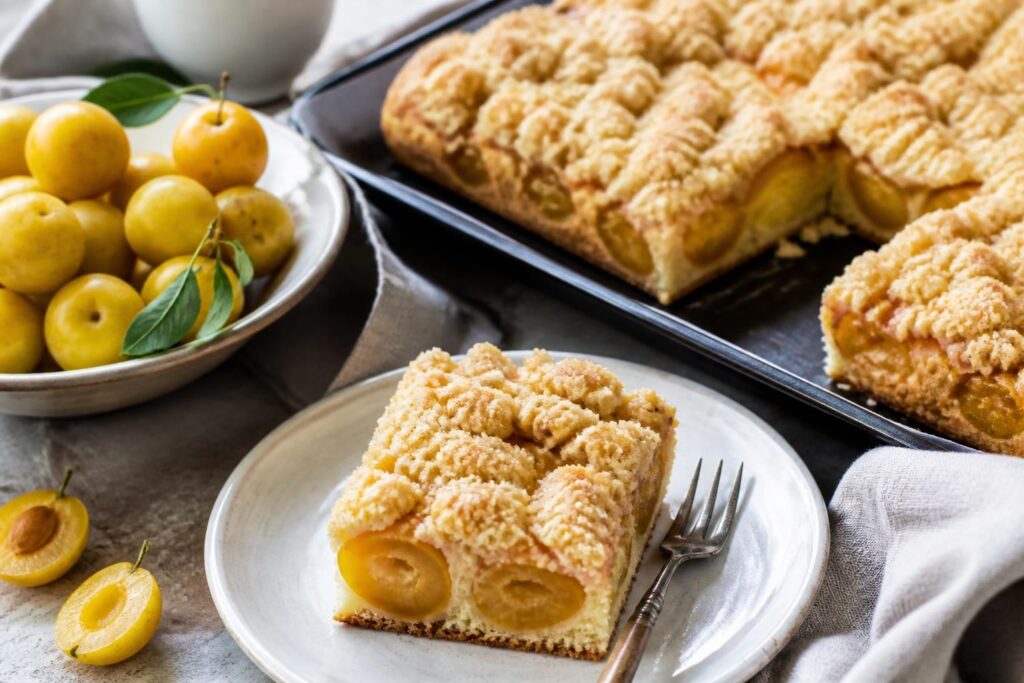 Mirabellen-Streuselkuchen ohne Hefe auf dem Blech, goldbraune Streusel und saftige gelbe Mirabellen, frisch aus dem Ofen