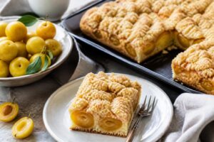 Mirabellen-Streuselkuchen ohne Hefe auf dem Blech, goldbraune Streusel und saftige gelbe Mirabellen, frisch aus dem Ofen